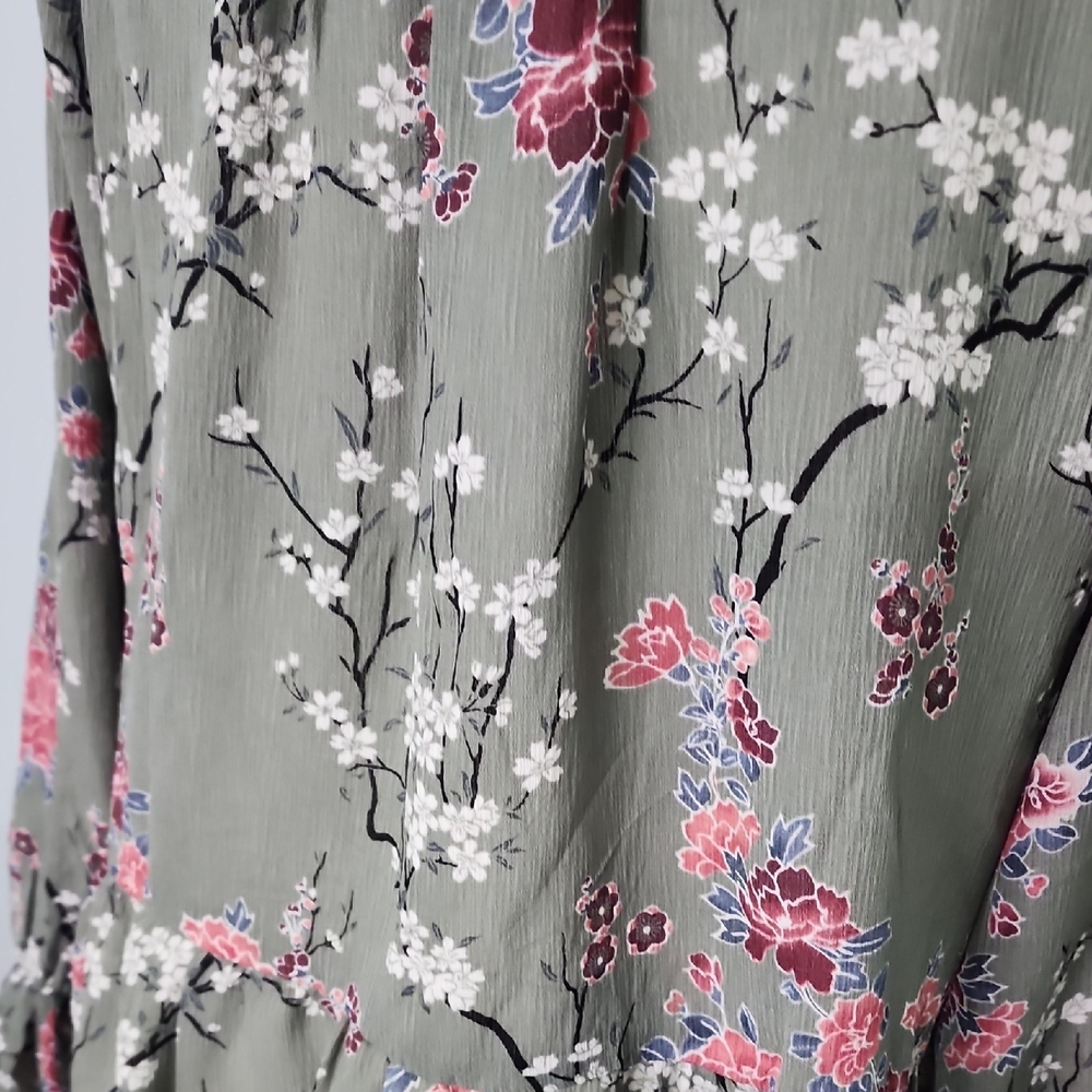 Coverstitched Elegant Floral V-Neck Blouse - Green and Pink - Picture 7 of 8